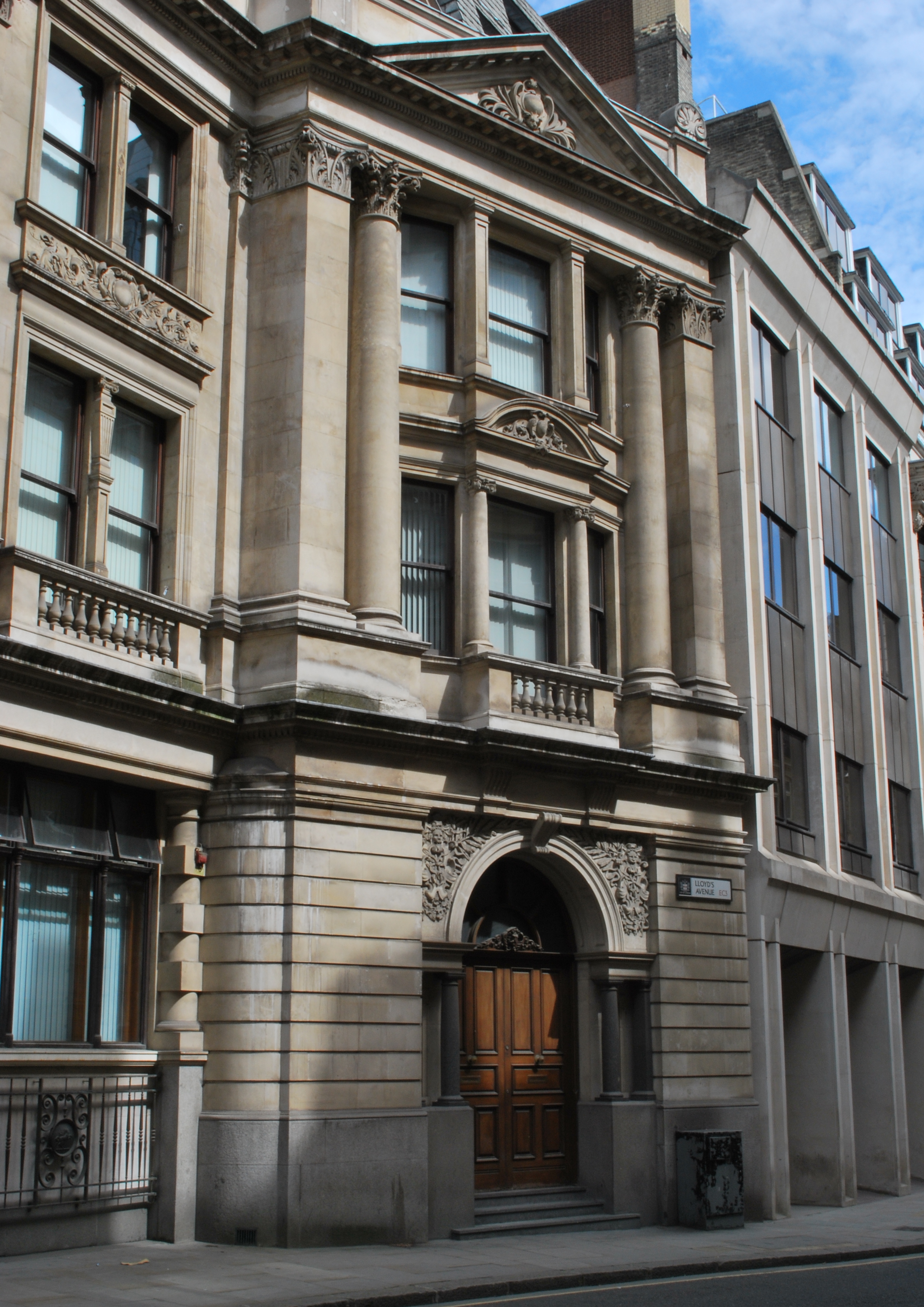 The outwardly-angled bay at the southern end of the Lloyd's Avenue facade